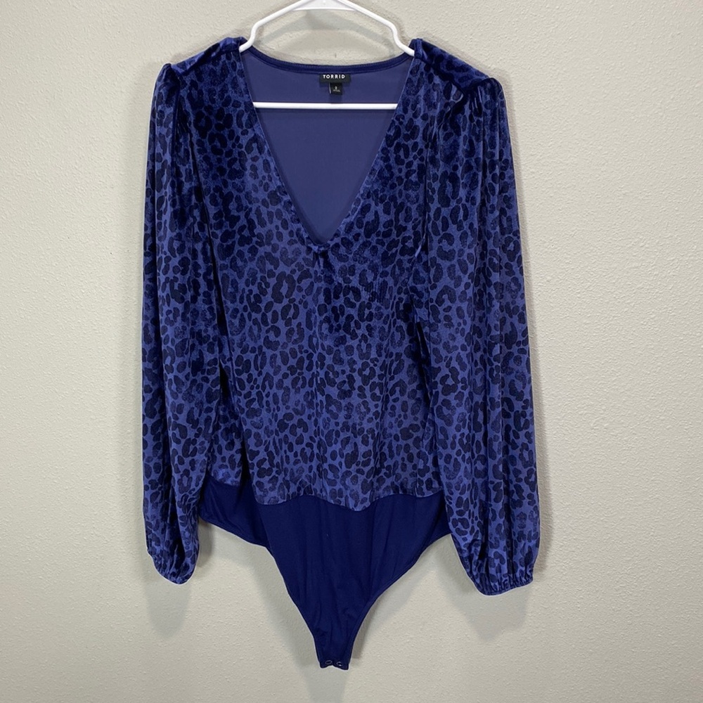 Torrid velvet blue bodysuit top leopard print v‎ neck
